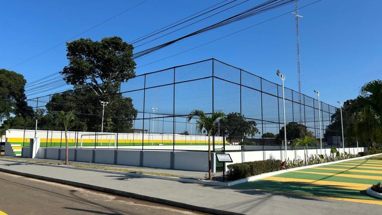 Prefeitura de Terra Santa entrega primeira quadra com grama sintética e homenageia desportista que marcou gerações